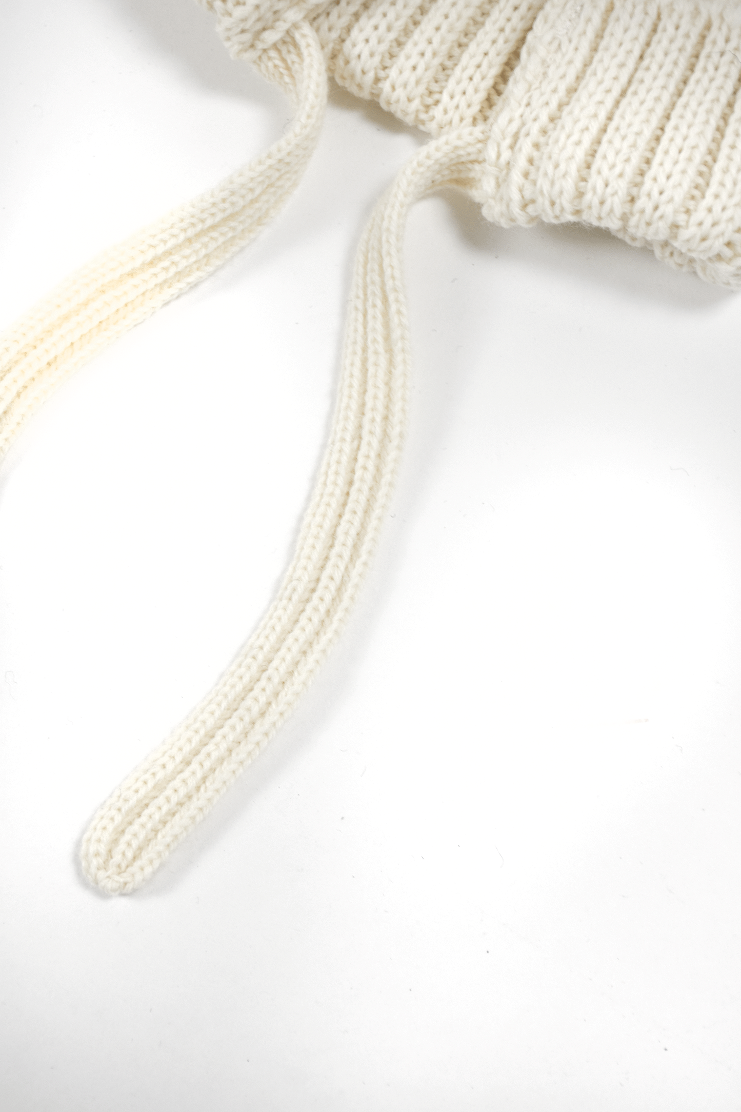 Bonnet with 23cm Tassles